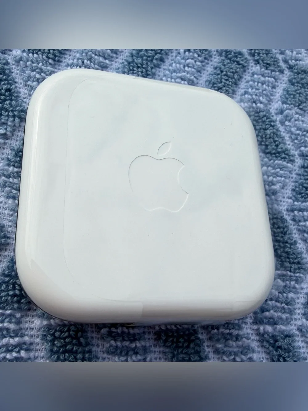 Apple White Wired Earbuds with In-Line Remote and Mic NWOT